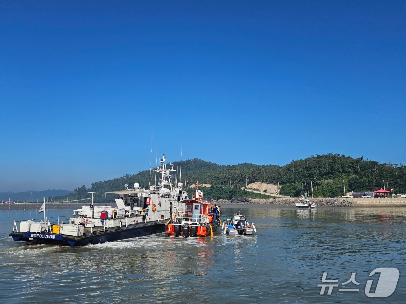25일 오전 7시쯤 전남 신안군 당사도 인근 해상에서 9.77톤급 어선 A호가 침수돼 목포해경이 구조활동을 하고 있다. (목포해경 제공. 재판매 및 DB 금지)