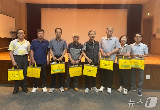 집에서 책 받아볼 수 있는 시니어 딜리버리 서비스 인기 (계룡시 제공.재판매 및 DB금지)/뉴스1