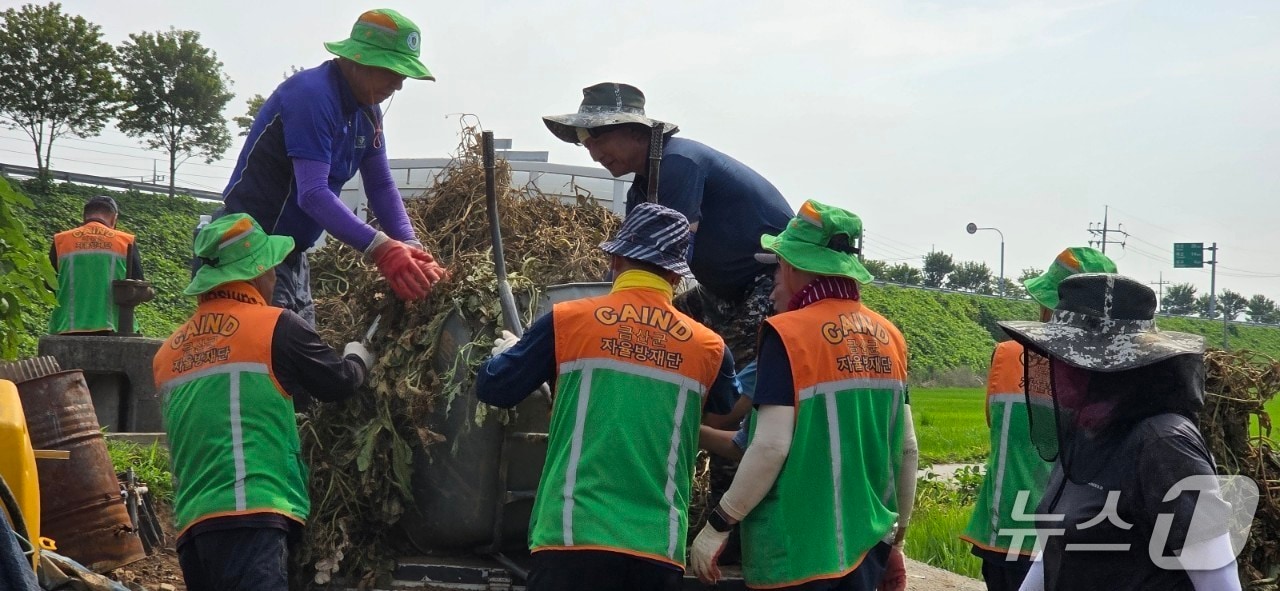 금산군 자율방재단 호우피해 복구지원 모습 (금산군 제공.재판매 및 DB금지)/뉴스1