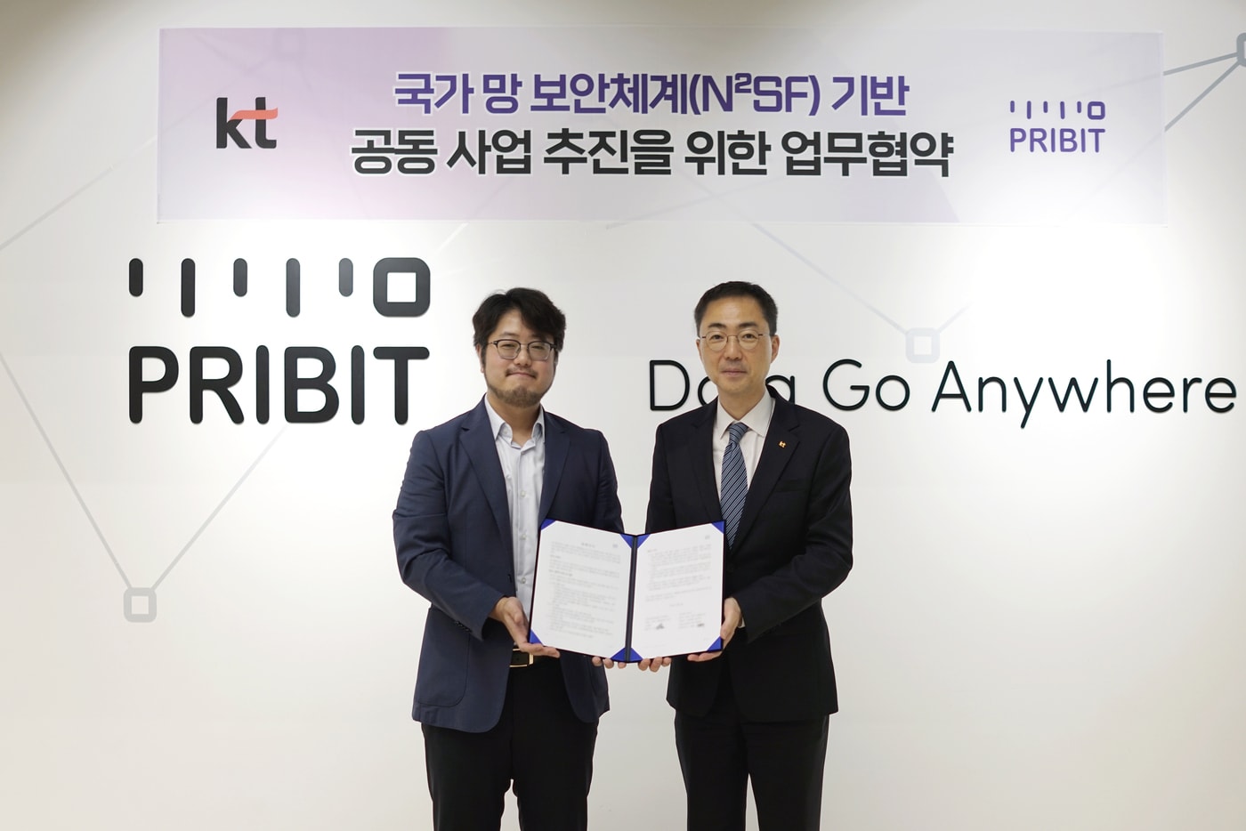 유용규 KT 엔터프라이즈부문 공공사업본부장(오른쪽)과 김영랑 프라이빗테크놀로지 대표(왼쪽)가 기념 사진을 촬영하고 있다.(KT 제공)