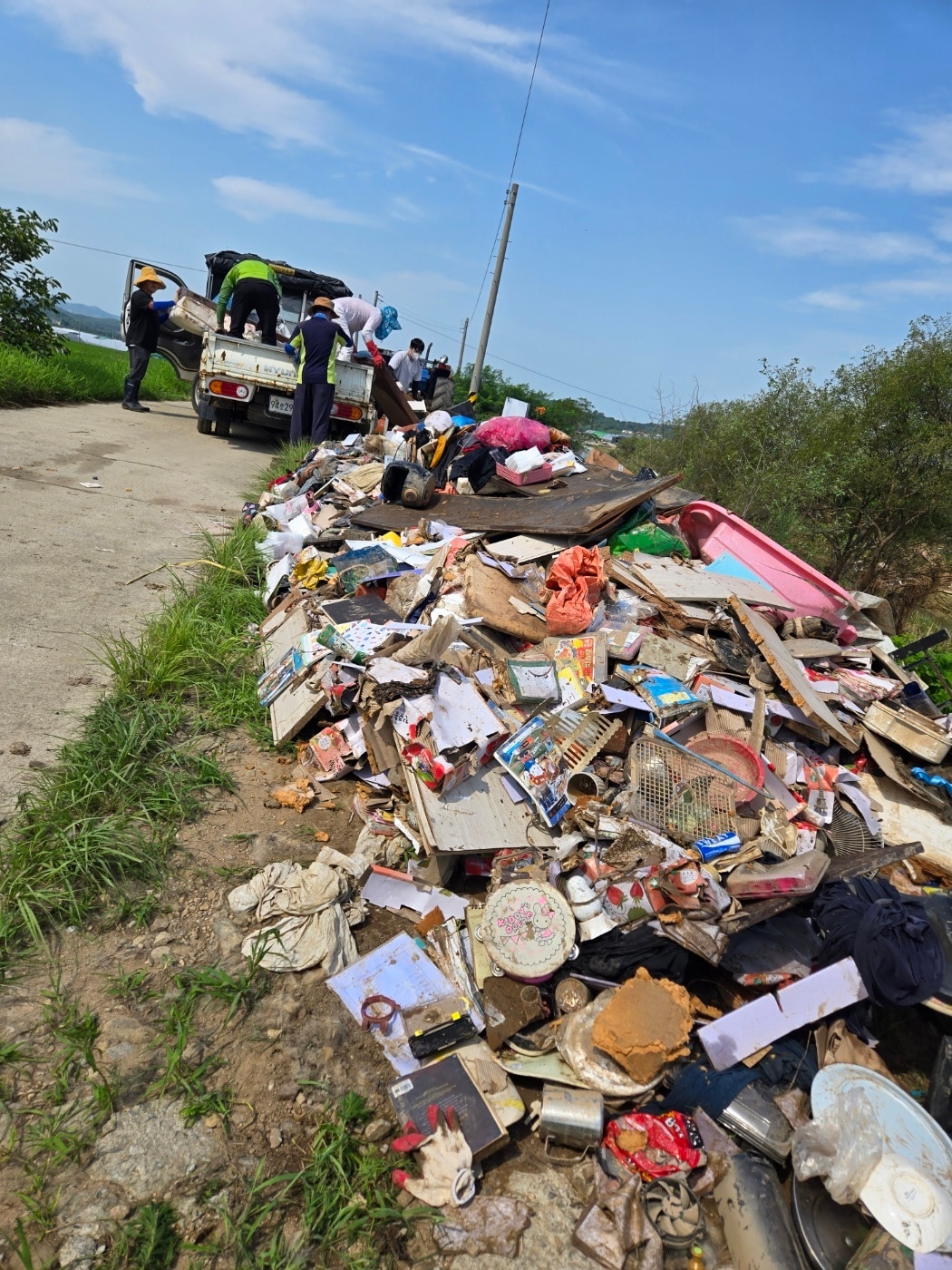 서천특화시장 상인들이 홍성 수해 현장에서 도로 주변을 정리하고 있다.(서천군 제공. 재판매 및 DB금지)/뉴스1 