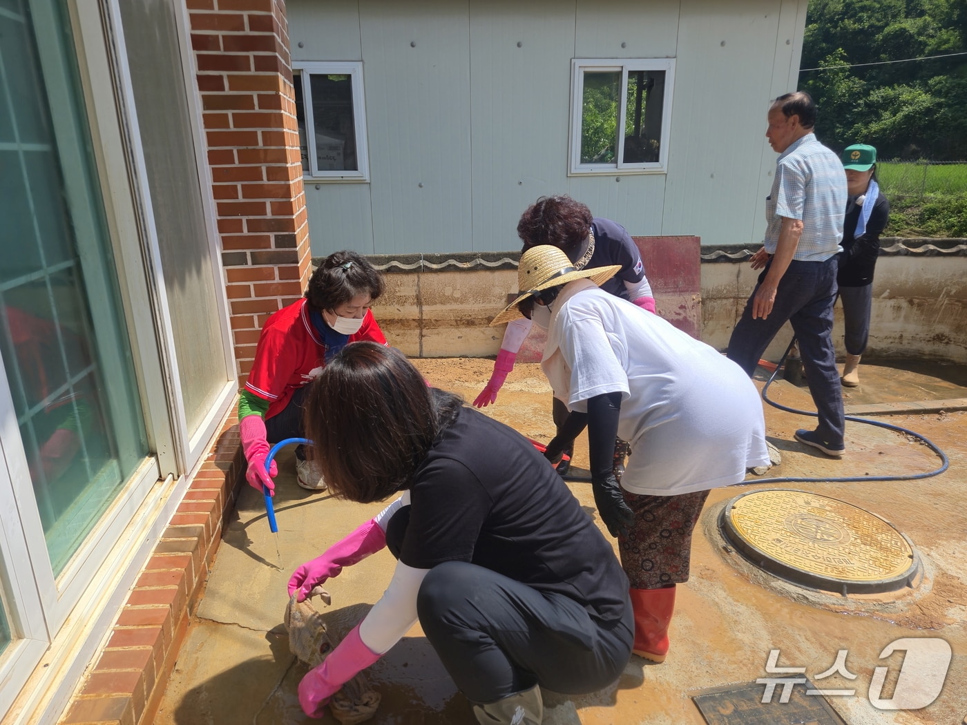 국민의힘 전북도당이 경남 산청군 일원에서 수해복구 봉사활동을 전개하고 있다.(전북도당제공. 재판매 및 DB금지)2025.7.25/뉴스1