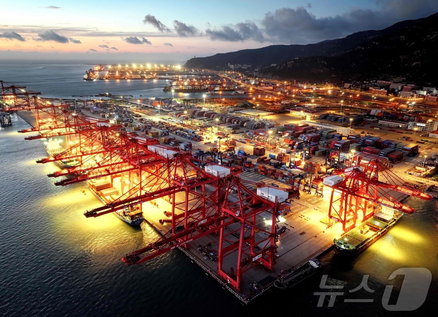 중국 장쑤성 롄윈강의 항구에 컨테이너들이 비치되어 있다. 2025.7.24 ⓒ AFP=뉴스1 ⓒ News1 강민경 기자