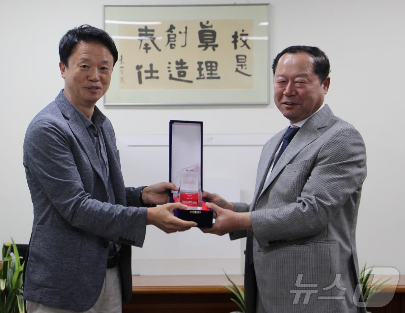 박현희 ㈜SE 대표(왼쪽)와 한종훈 전남대 공과대학장.