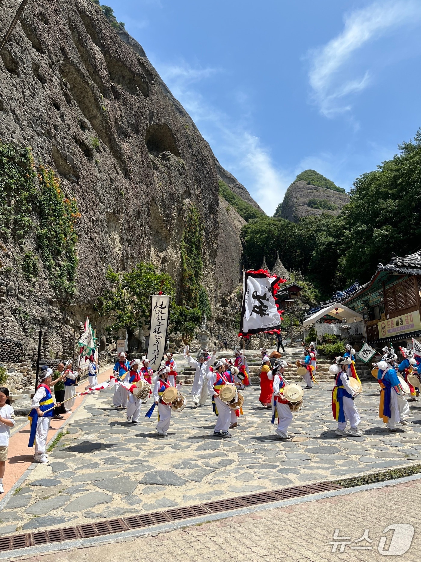전북 진안농악을 대표하는 중평굿보존회가 마이산을 부대로 거리극 공연 '마이산 놀이길 산울림'을 공연하고 있다.(진안군제공. 재판매 및 DB금지)2025.7.25/뉴스1
