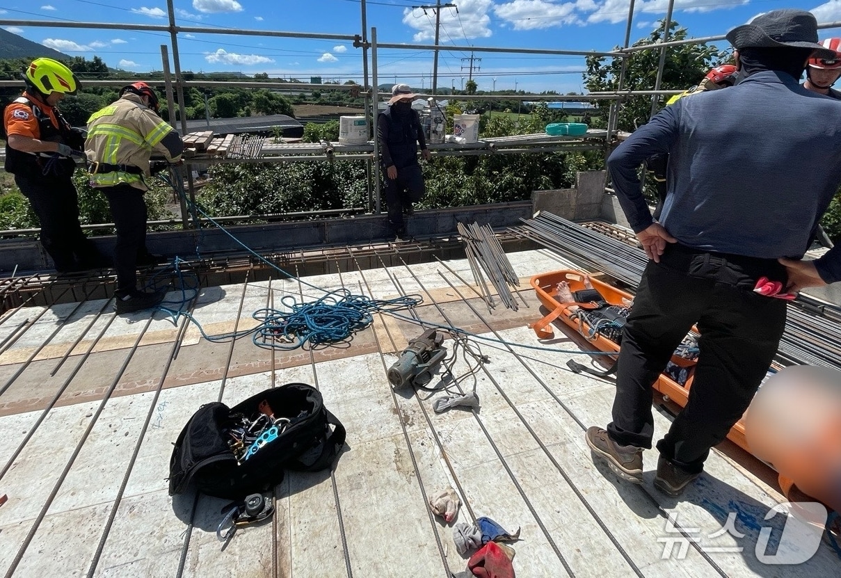 25일 오전 제주시 한림읍 한 공사장에서 발생한 감전사고.(제주도소방안전본부 제공. 재판매 및 DB 금지)