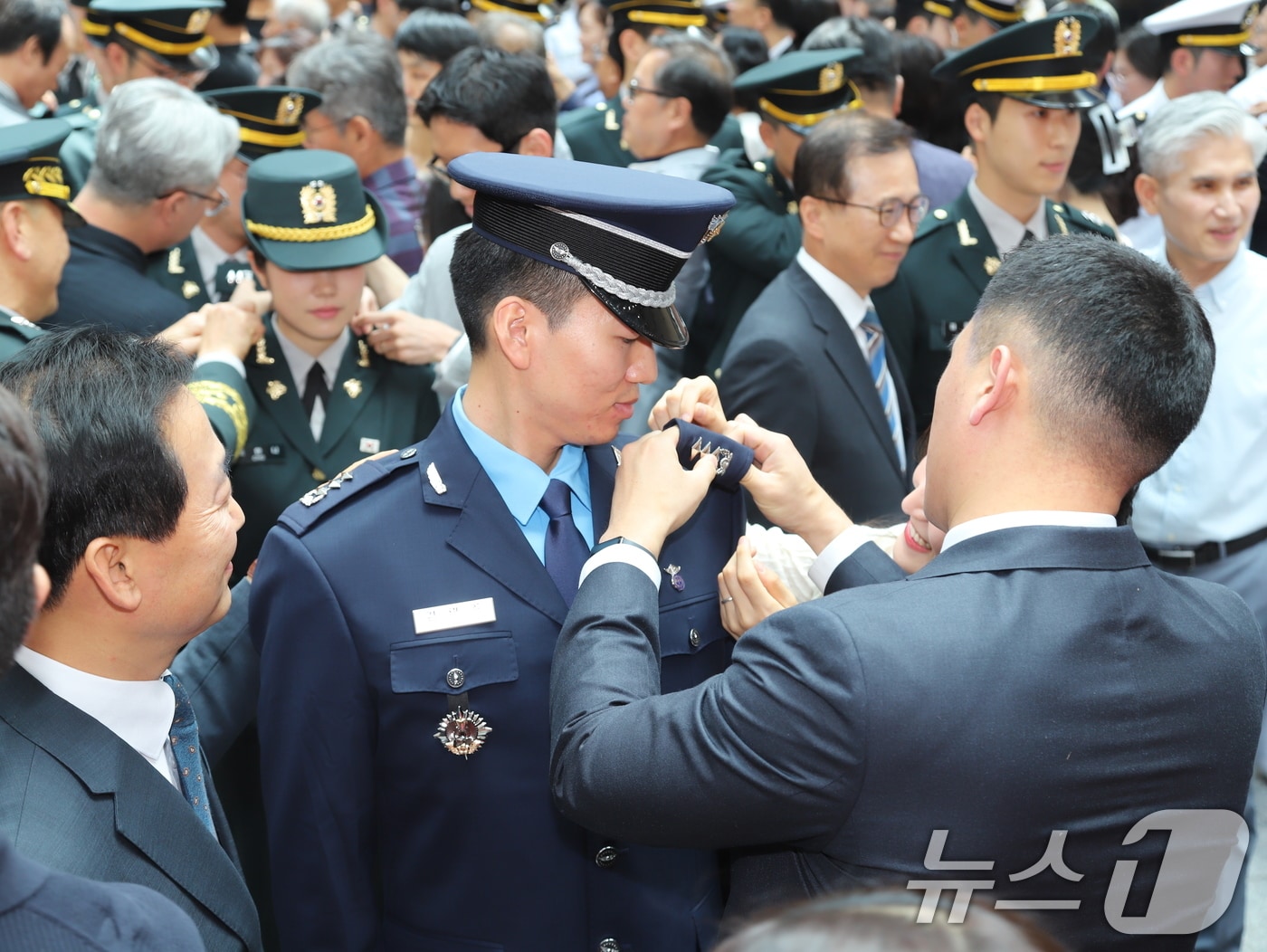 육군은 25일 충북 영동에 위치한 육군종합행정학교에서 이두희 국방부 차관 주관으로 &#39;제99기 법무사관 임관식&#39;을 거행했다고 밝혔다. 임관장교들의 어깨에 가족들이 계급장을 부착하고 있다. &#40;육군 제공. 재판매 및 DB 금지&#41; 2025.7.25/뉴스1