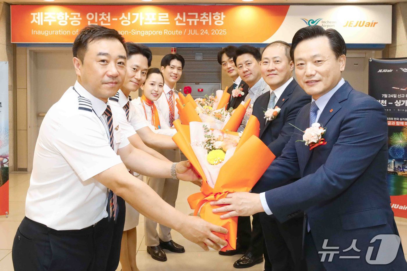 24일 오후 인천공항에서 열린 제주항공 인천~싱가포르 노선 신규 취항식에서 김이배 제주항공 대표이사(오른쪽 맨 앞)와 임직원들이 취항편에 탑승하는 승무원들에게 꽃다발을 전달했다(제주항공 제공). 2025.07.24.