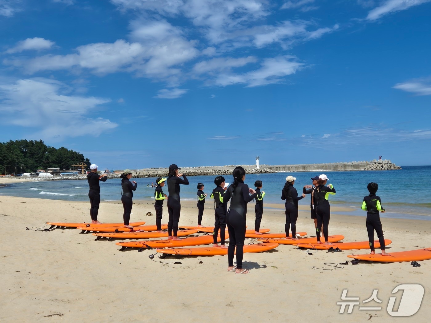 양양군체육회 '맞춤형 서핑교실' 운영.(양양군 제공, 재판매 및 DB 금지) 2025.7.25/뉴스1