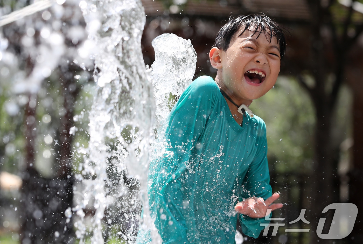 폭염이 연일 계속되는 25일 오후 대구 중구 수창공원 물놀이장에서 한 어린이가 물놀이를 하며 찜통더위를 식히고 있다. 2025.7.25/뉴스1 ⓒ News1 공정식 기자