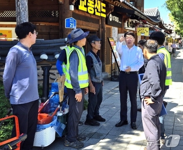 우범기 전주시장이 25일 혁신동 일원과 전주한옥마을 생활쓰레기 수거현장을 방문, 폭염 속에서 근무하고 있는 환경관리원을 격려했다.(전주시 제공, 재판매 및 DB 금지)/뉴스1