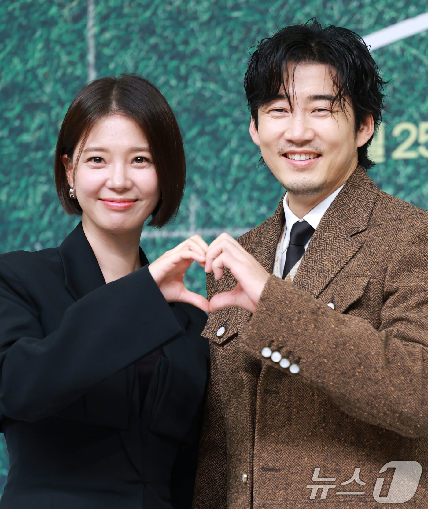 배우 임세미와 윤계상(오른쪽)이 25일 오후 서울 양천구 SBS에서 진행된 드라마 '트라이' 제작발표회에 참석해 포즈를 취하고 있다. '트라이: 우리는 기적이 된다'는 예측불허 괴짜감독 주가람과 만년 꼴찌 한양체고 럭비부가 전국체전 우승을 향해 질주하는 코믹 성장 스포츠 드라마. ⓒ News1 권현진 기자