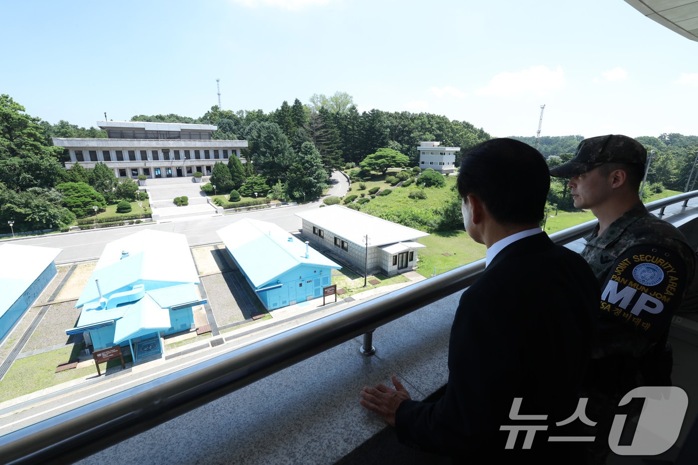 정동영 통일부 장관이 지난달 25일 경기도 파주시에 위치한 판문점을 방문해 남북 연락채널 등 현지상황을 점검하고 있다. (통일부 제공. 재판매 및 DB 금지) 2025.7.25/뉴스1 ⓒ News1 임세영 기자