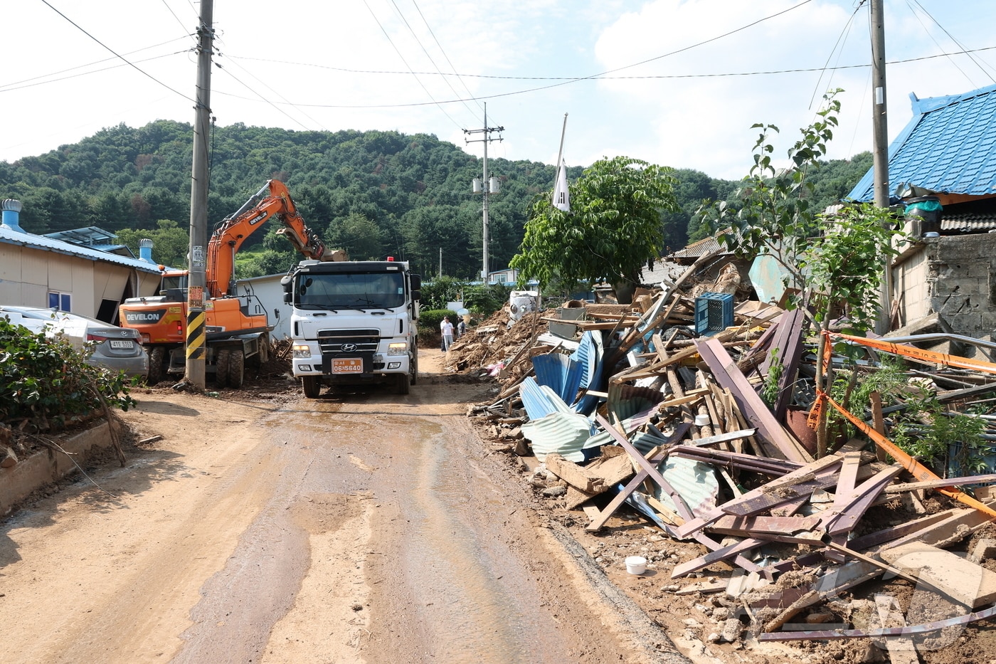 경기 가평군 수해 피해 지역에서 복구 작업이 이뤄지고 있다.(가평군 제공. 재판매 및 DB 금지) /뉴스1