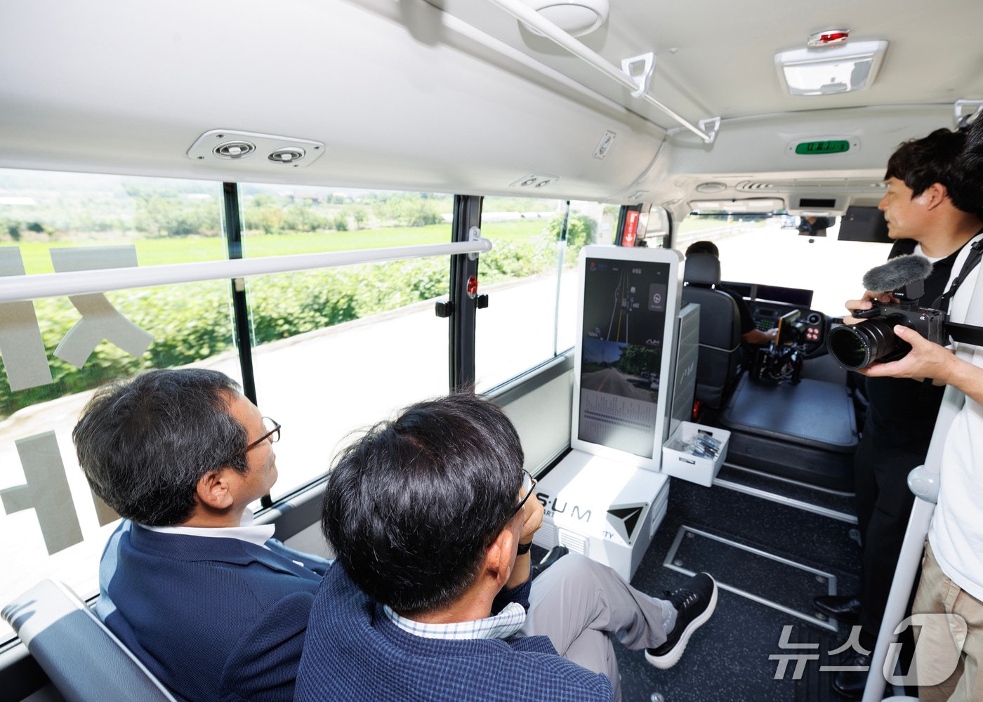 김홍규 강원 강릉시장이 25일 연곡면사무소 주차장에서 열린 자율주행 마실버스 시승식에 참석해 직접 시승해보고 있다.(강릉시 제공, 재판매 및 DB 금지) 2025.7.25/뉴스1