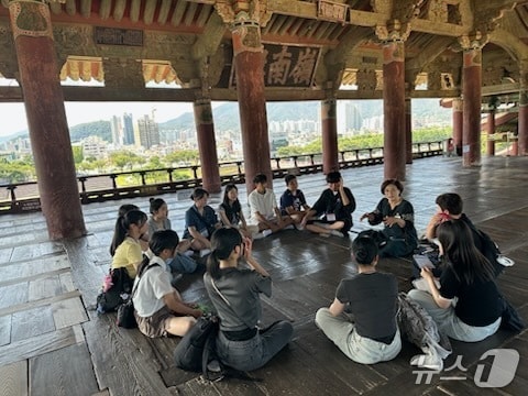 25일 밀양을 찾은 일본 야스기시 청소년들이 밀양 영남루를 방문했다.(밀양시 제공. 재판매 및 DB금지)