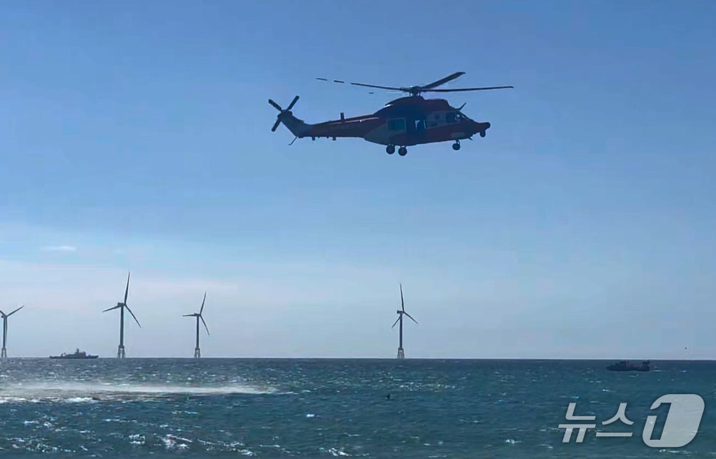 25일 제주 곽지해수욕장 인근에서 소방헬기가 실종자를 구조하는 모습.(제주도소방안전본부 제공. 재판매 및 DB 금지)