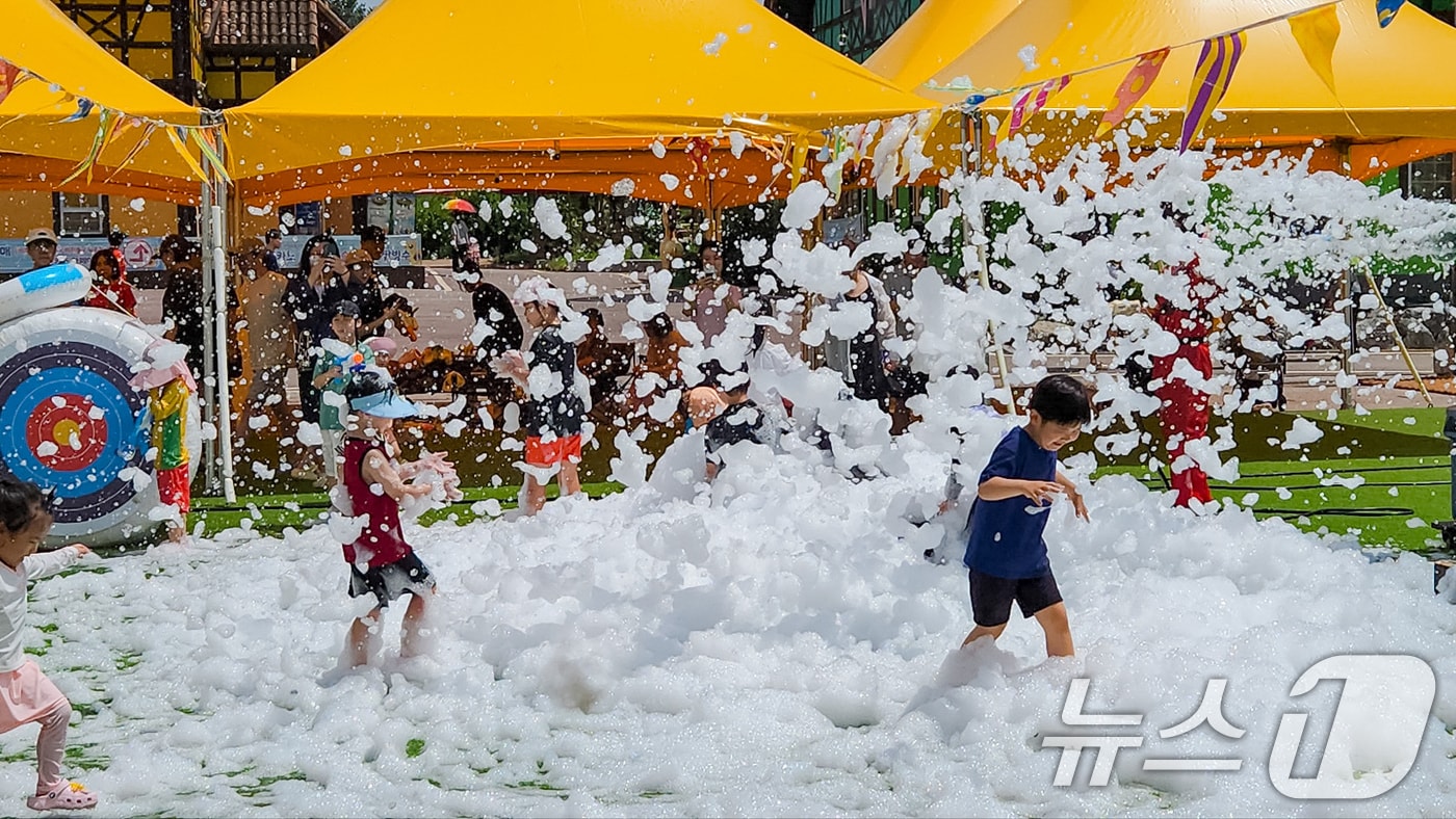 농협경제지주 안성팜랜드가 오는 8월 4일까지 여름방학을 맞아 방문객들이 무더위를 잊고 시원하게 즐기도록 물놀이 공간과 실내 체험 프로그램을 운영하는 '썸머 스파클링 팜' 축제를 개최한다고 25일 밝혔다. (농협 제공. 재판매 및 DB 금지) 2025.7.25/뉴스1