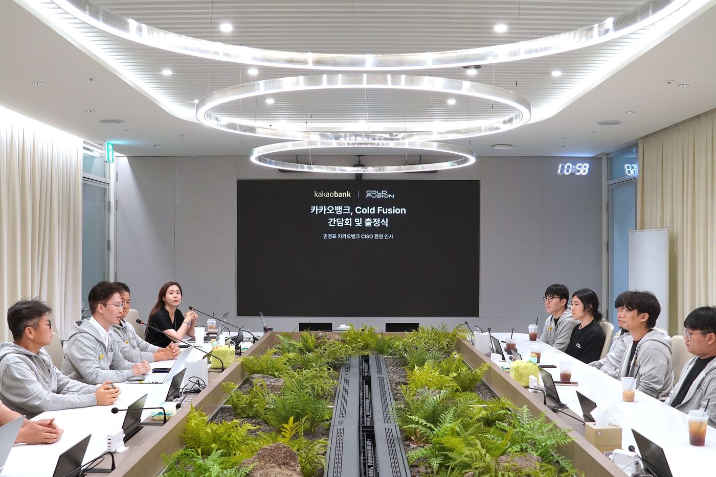 지난 25일 경기 성남 카카오뱅크 판교 오피스에서 '해킹방어대회 데프콘 출전팀 초청 간담회'가 진행됐다.(카카오뱅크 제공)