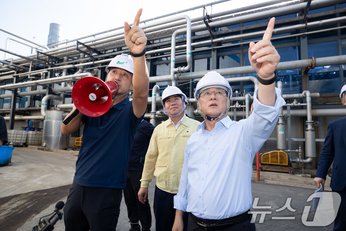 김성환 환경부 장관이 충남 아산시 소재 바이오가스 생산 시설을 방문해 운영 현황을 점검하고 가축분뇨, 음식물류 등 유기성 폐자원의 에너지화를 통한 탄소중립 실현의 중요성을 강조하고 있다. (환경부 제공. 재판매 및 DB 금지) 2025.7.25/뉴스1