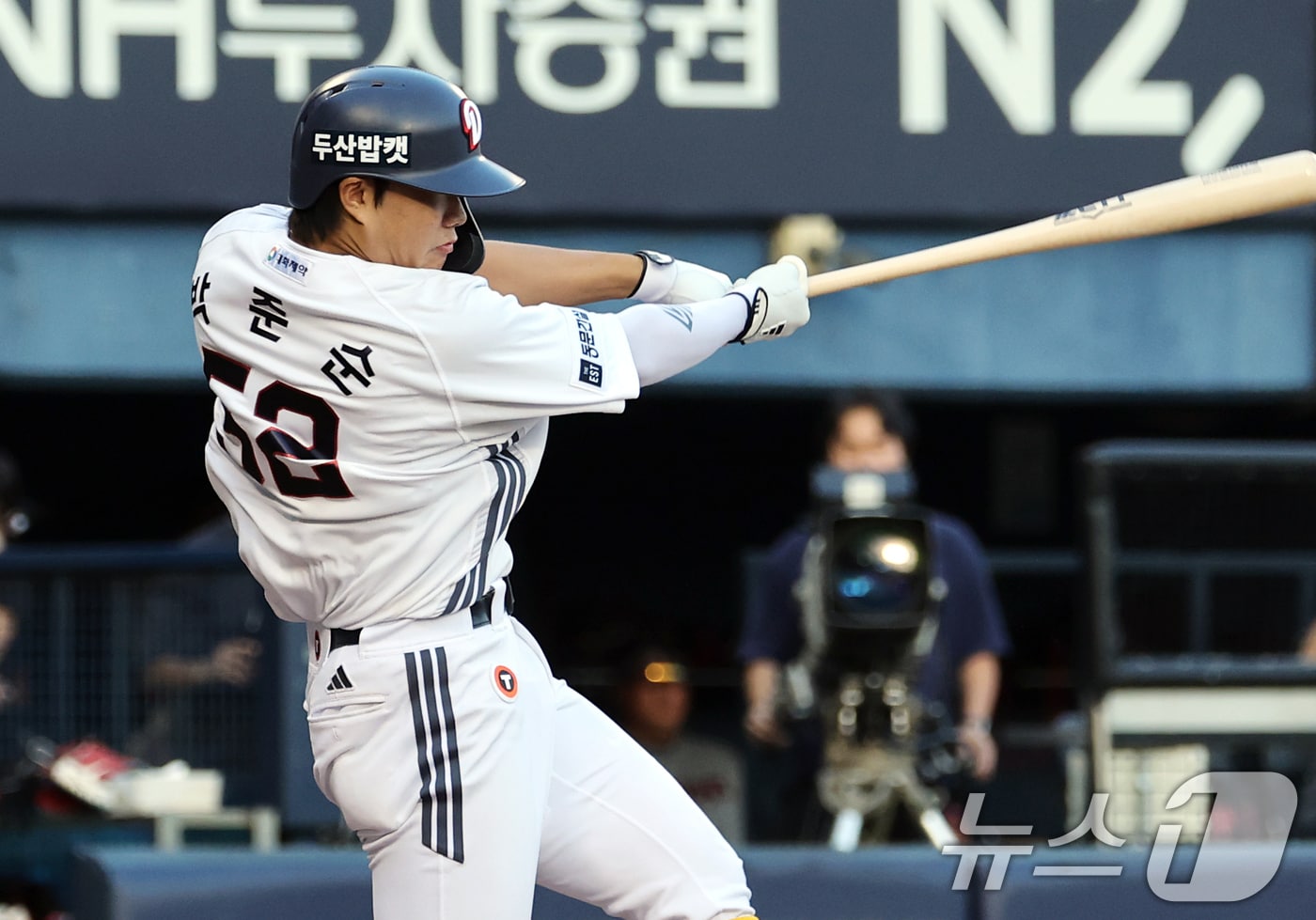25일 서울 송파구 잠실야구장에서 열린 프로야구 '2025 신한 SOL뱅크 KBO 리그' LG 트윈스와 두산 베어스의 경기, 두산 박준순이 1회말 1사 1,3루 상황에서 1타점 적시타를 때리고 있다. 2025.7.25 ⓒ 뉴스1 오대일 기자