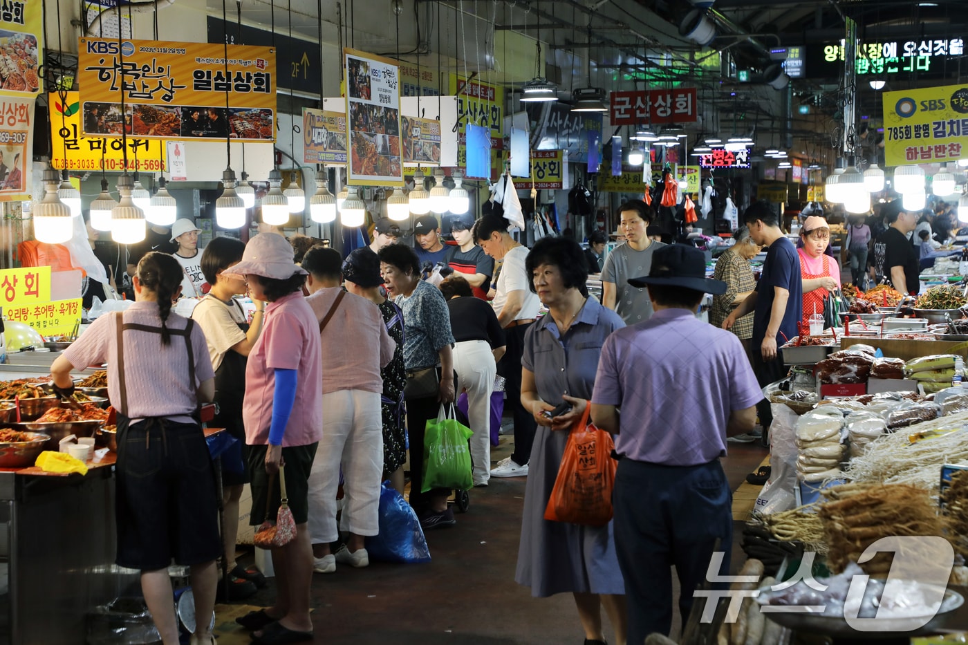 지난달  26일 광주 서구 양동시장에 손님들이 북적이고 있다. 2025.7.26/뉴스1 ⓒ News1 이수민 기자