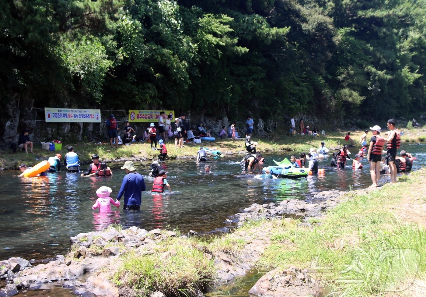 26일 오후 제주 서귀포시 강정천을 찾은 관광객들이 물놀이를 즐기고 있다. 2025.7.26/뉴스1 ⓒ News1 홍수영 기자