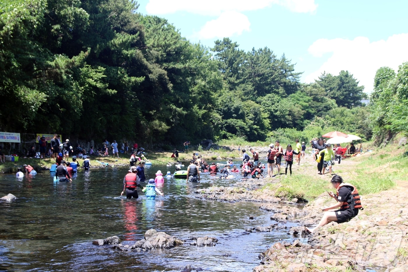 26일 오후 제주 서귀포시 강정동 강정천에서 물놀이를 즐기고 있는 피서객들.2025.7.26/뉴스1 ⓒ News1 홍수영 기자