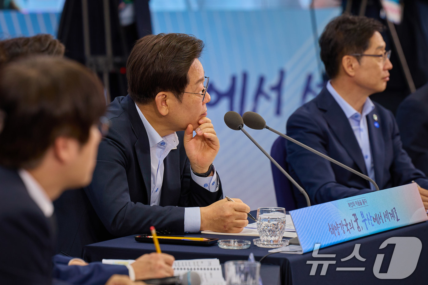 이재명 대통령이 지난 25일 부산 남구 부경대에서 열린 타운홀미팅 &#39;부산의 마음을 듣다&#39; 지역 주민 간담회에서 참석자의 발언을 듣고 있다. &#40;이재명 대통령 SNS. 재판매 및 DB금지&#41; 2025.7.26/뉴스1 ⓒ News1 이재명 기자