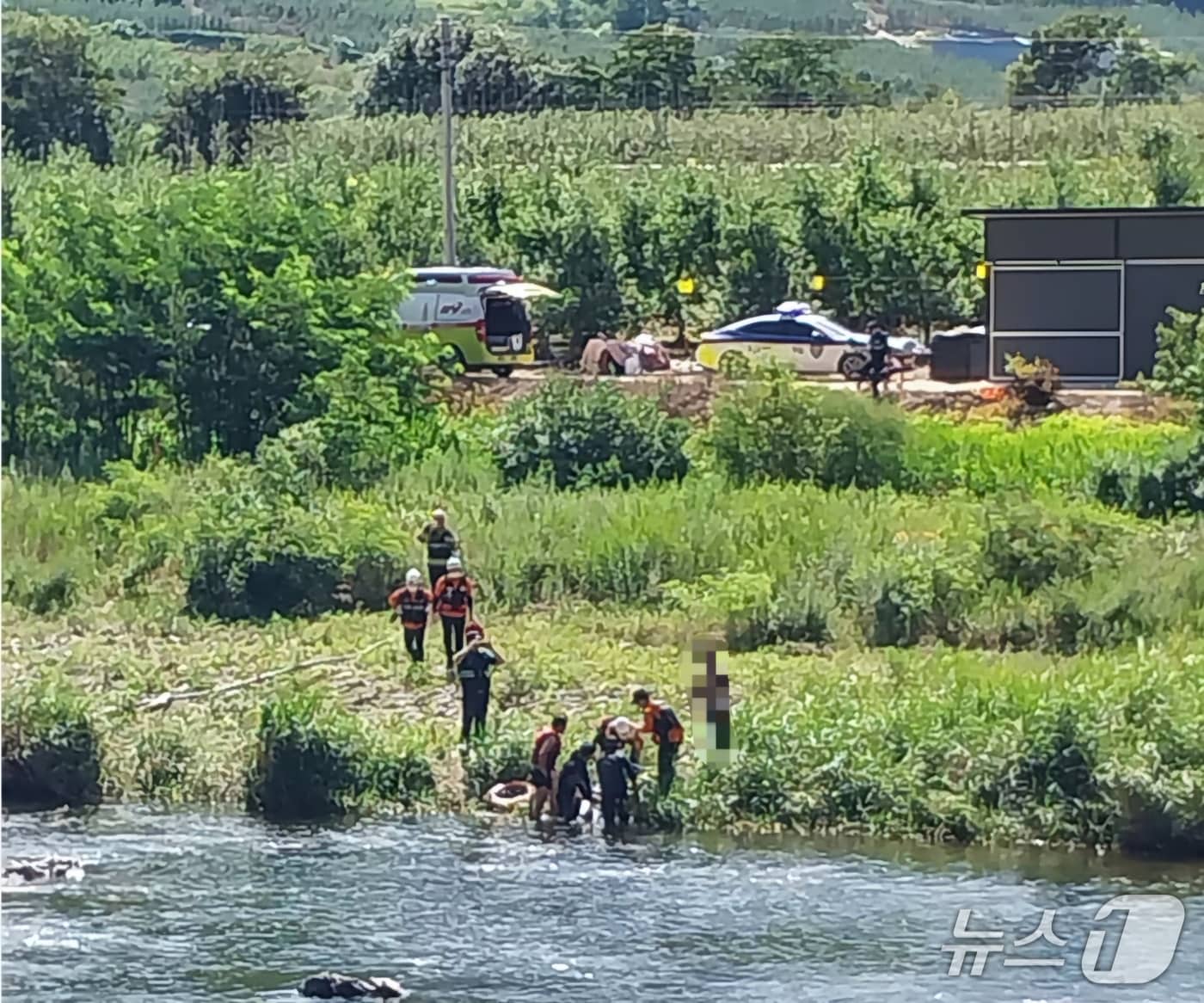26일 오전 9시8분쯤 경북 청송군 안덕면에 있는 하천에서 70대 남성이 물에 빠지는 사고가 나 구조 당국이 구조 활동을 펼치고 있다.(경북소방본부 제공.재판매 및 DB 금지)