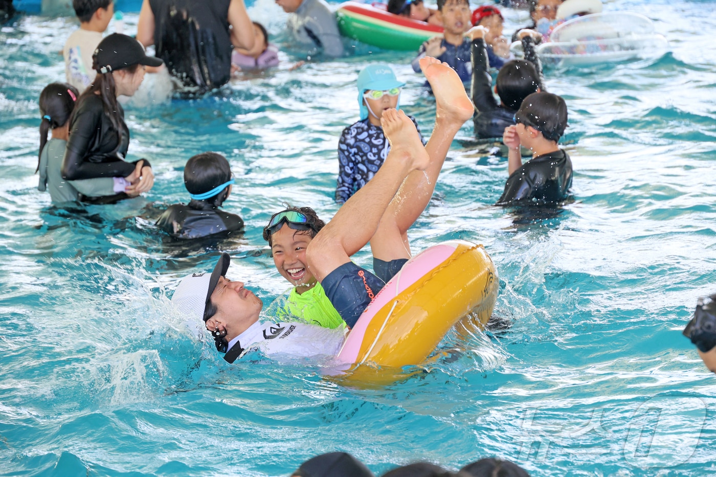 26일 전북 임실군 치즈테마파크에서 아쿠아 페스티벌이 개막된 가운데 한 어린이가 아빠를 물에 빠트리고 있다.(임실군제공. 재판매 및 DB금지)2025.7.26/뉴스1 ⓒ News1 김동규 기자