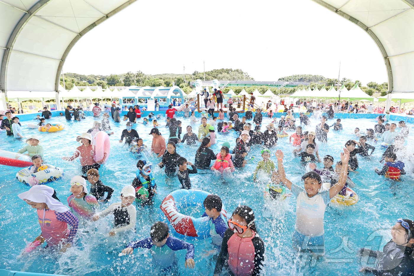 26일 전북 임실군 치즈테마파크에서 아쿠아 페스티벌이 열리고 있는 가운데 어린이들이 무더위를 잊고 신나게 물놀이를 하고 있다.(임실군제공. 재판매 및 DB금지)2025.7.26/뉴스1 ⓒ News1 김동규 기자