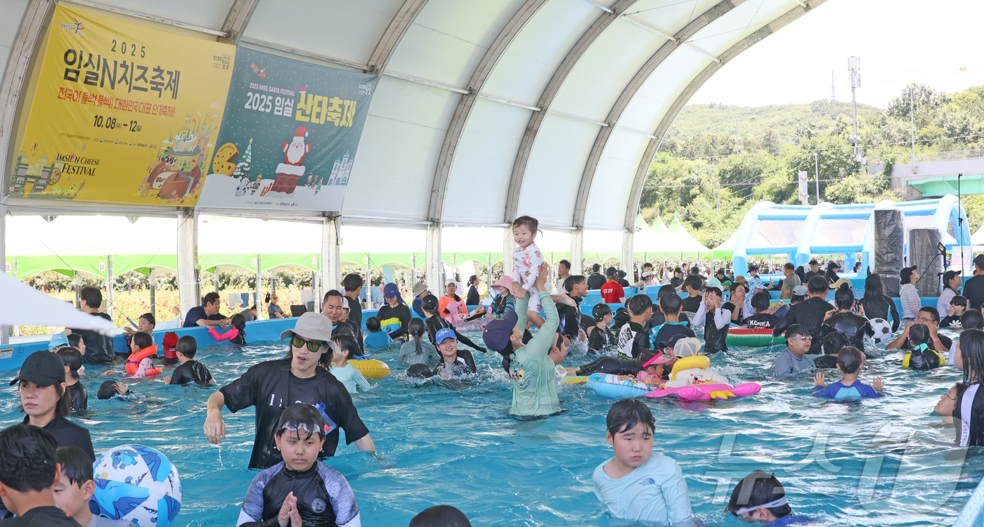 26일 전북 임실군 치즈테마파크에서 아쿠아 페스티벌이 열리고 있는 가운데 35도 무더위에도 어린이들이 즐거워하고 있다.(임실군제공. 재판매 및 DB금지)2025.7.26/뉴스1 ⓒ News1 김동규 기자
