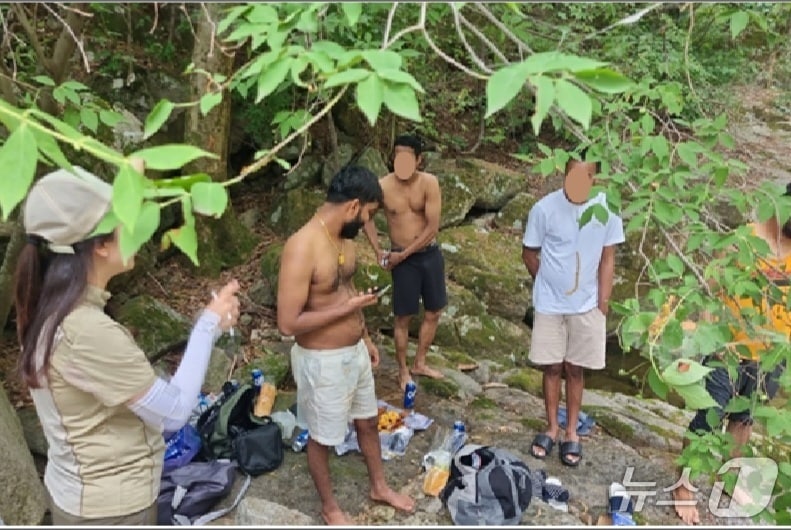 팔공산국립공원 직원이 출입금지를 위반한 탐방객을 단속하고 있다.(국립공원공단 팔공산국립공원서부사무소 제공.재판매 및 DB금지)