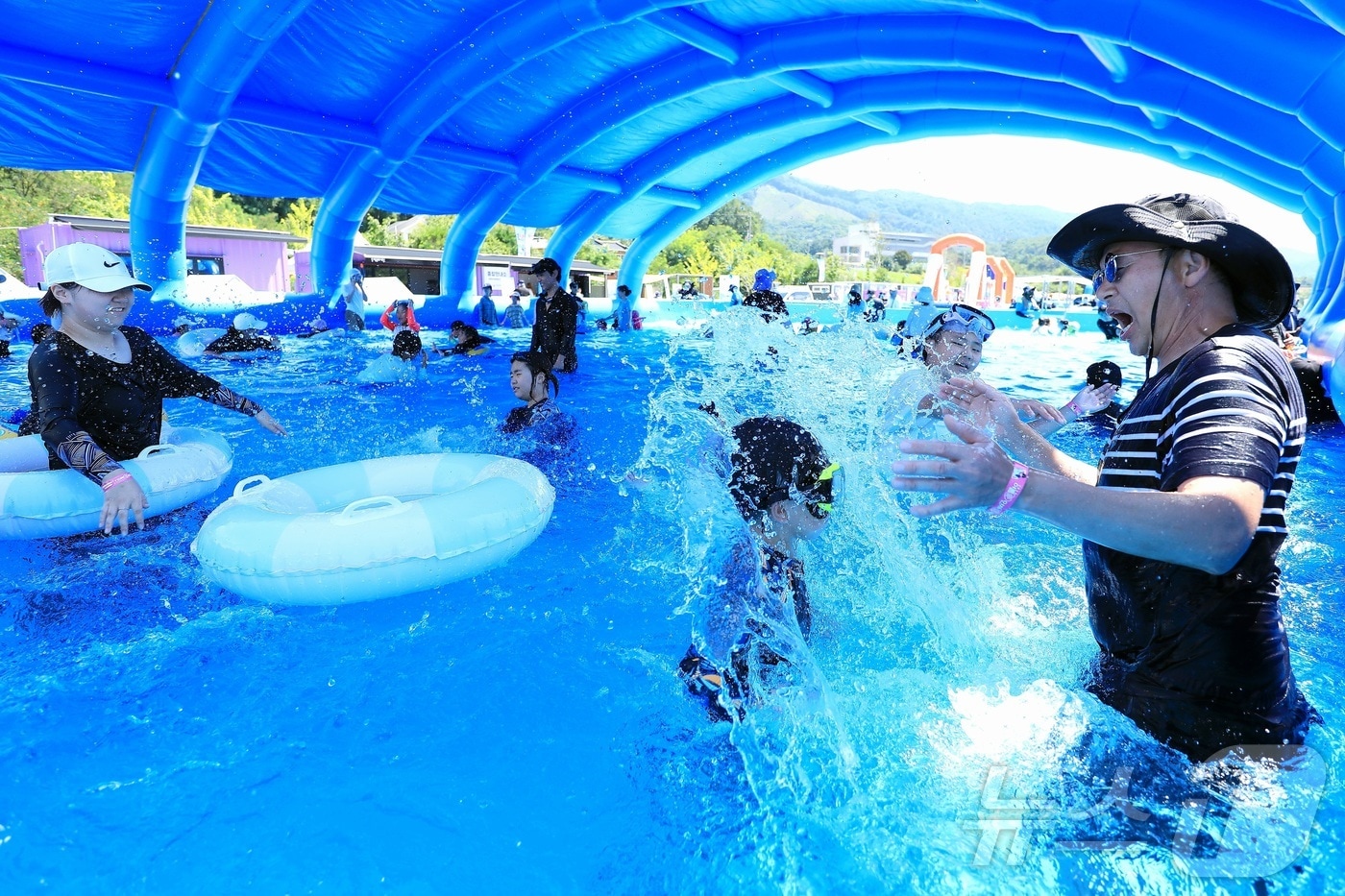 강원 인제군의 여름축제인 ‘여름愛 인제愛 빠지다’가 지난 26일 남면 빙어호 일원에서 개막했다. (인제군 제공. 재사용 및 DB금지) 2025.7.26/뉴스1 ⓒ News1 이종재 기자