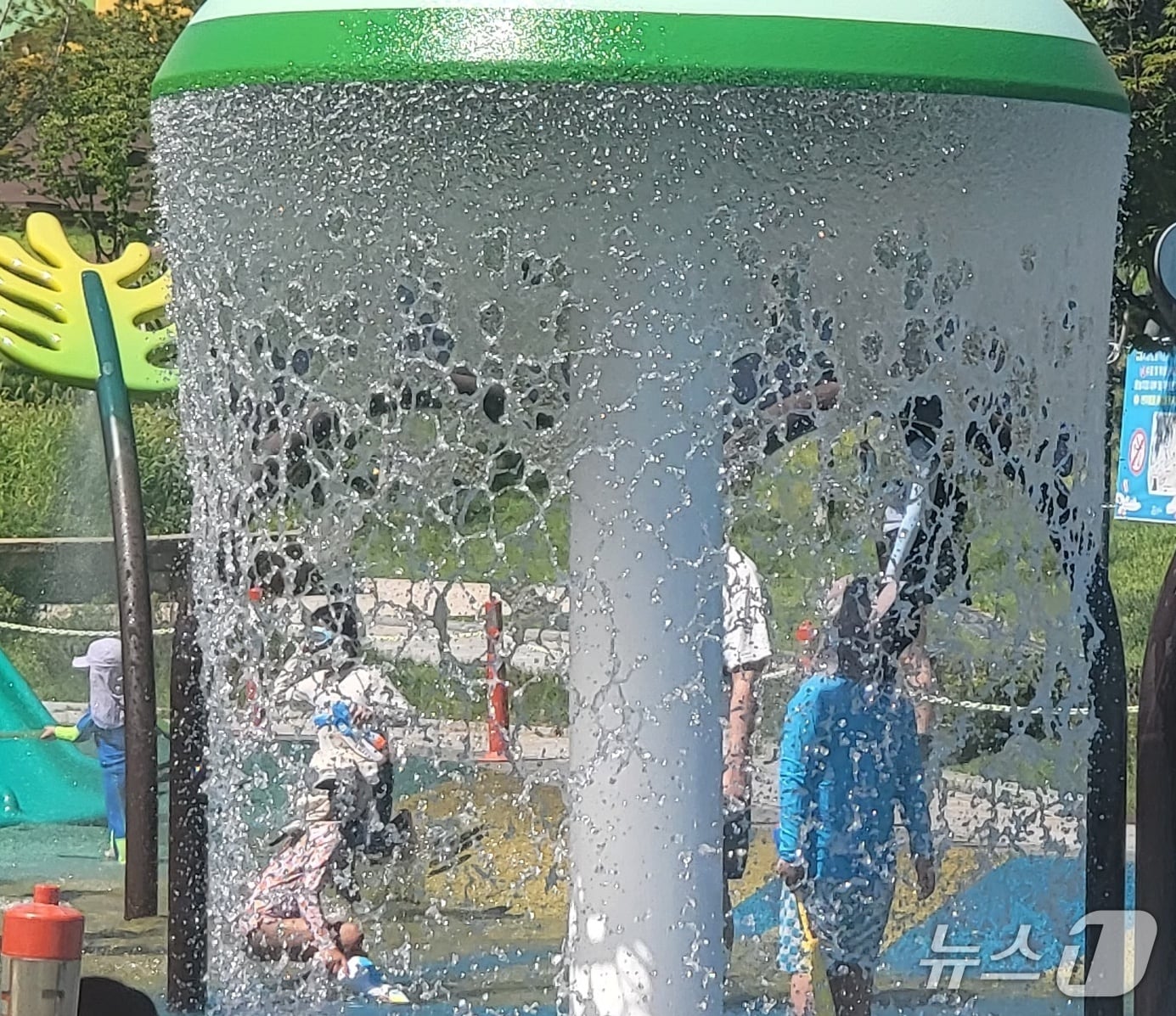 지난 26일 낮 강원 원주기업도시의 한 공원 내 물놀이장에서 어린이들이 물놀이를 즐기고 있는 모습. 2025.7.26/뉴스1 신관호 기자