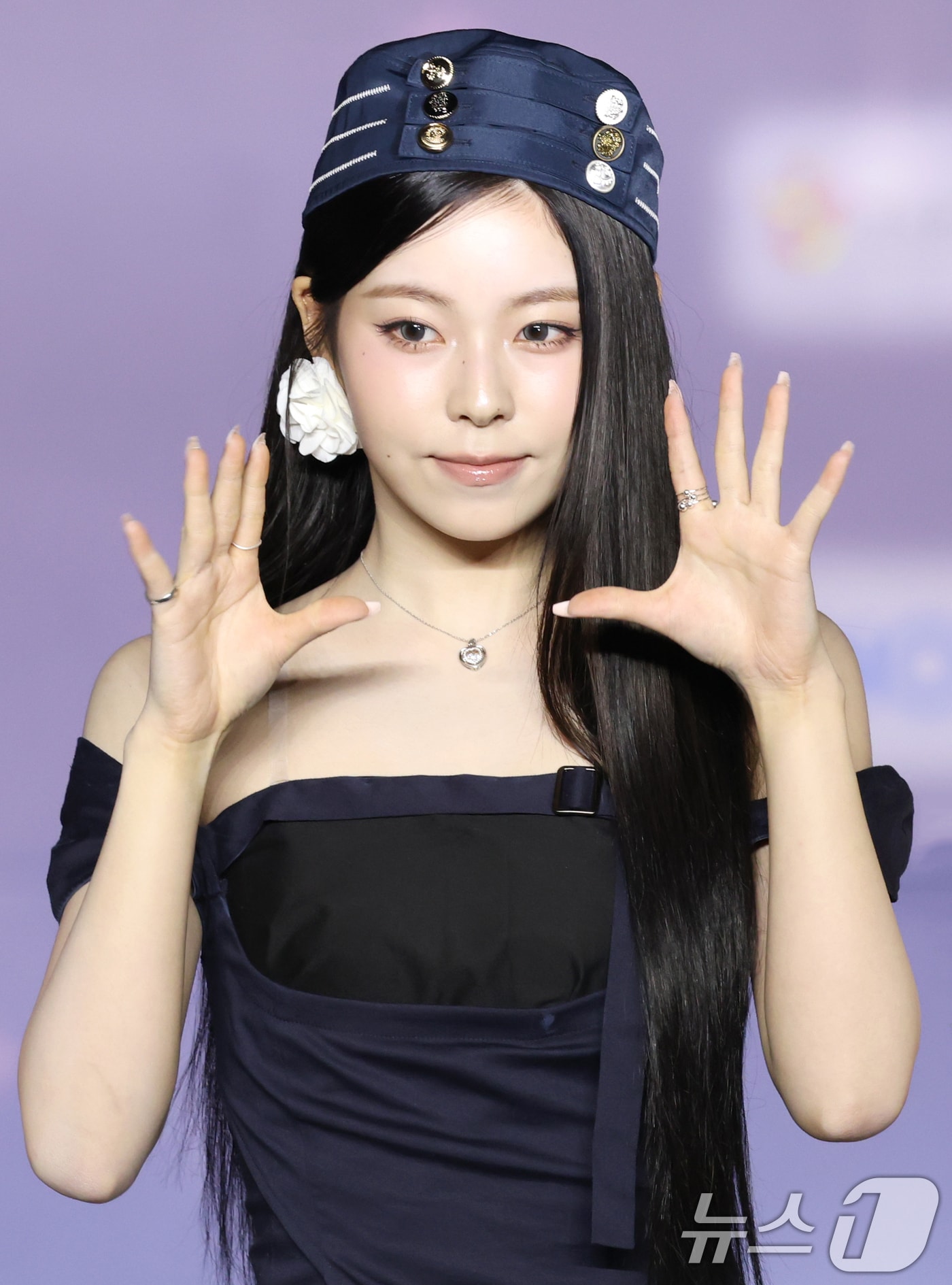 엔믹스 규진이 26일 경기도 고양시 일산서구 킨텍스 제1전시장에서 열린 ‘2025 SBS 가요대전 Summer’(이하 ‘가요대전’) 블루카펫 행사에 참석해 포즈를 취하고 있다. 2025.7.26 ⓒ 뉴스1 권현진 기자