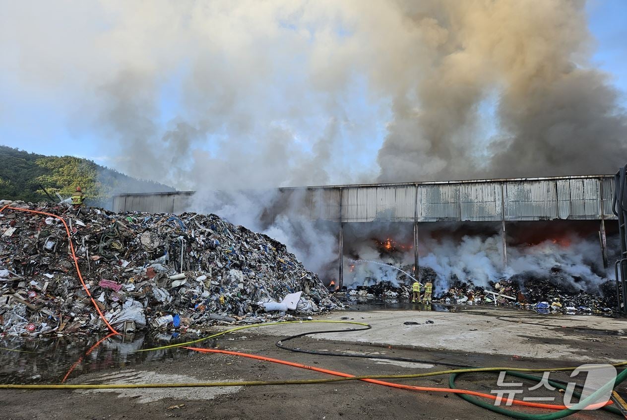 26일 오전 4시 15분쯤 경북 상주시 낙동면에 있는 폐기물 재활용업체에서 불이 나 소방 당국이 불길을 잡고 있다.(경북소방본부 제공. 재판매 및 DB 금지)
