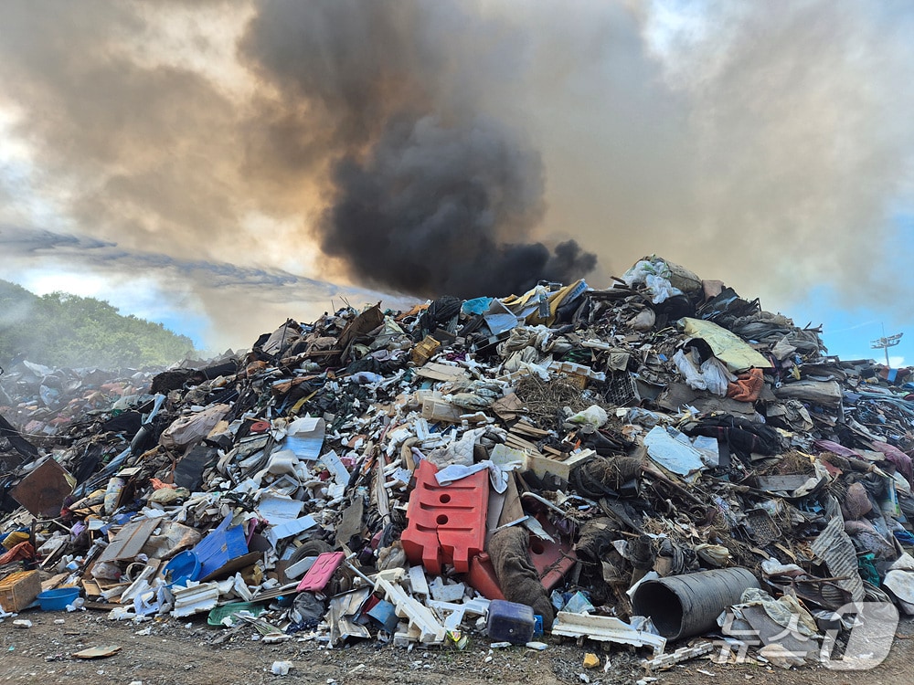  예산 대회리 쓰레기 적환장 화재 현장. (예산소방서 제공, 재판매 및 DB금지) / 뉴스1