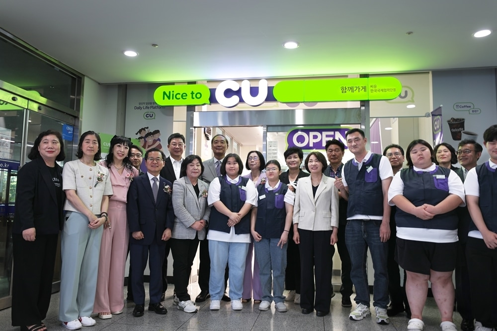 지난 25일 경기도 성남 한국국제협력단(KOICA) 본관에서 열린 개소식에서 민승배 BGF리테일 대표(왼쪽에서 6번째)와 주요 관계자들이 모여 기념 사진을 촬영하고 있다.(BGF리테일 제공)