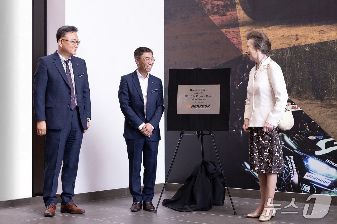 (왼쪽부터) 한국타이어 구주본부장 박종호 부사장, 한창율 영국법인장, 앤 엘리자베스 앨리스 루이즈 공주가 영국 런던에서 최첨단 물류 시스템을 갖춘 '한국 하우스' 명판 제막식을 하고 있다. (한국타이어 제공)