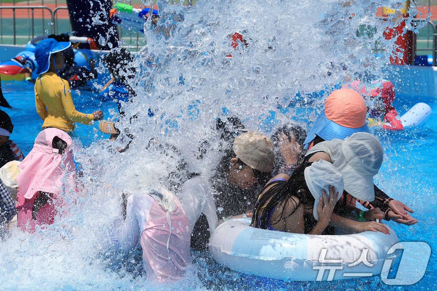 전국 대부분 지역에 폭염특보가 내려진 27일 서울시 서초구 반포종합운동장에 마련된 서리풀 물놀이장을 찾은 가족 단위 방문객들이 물놀이를 즐기고 있다. 2025.7.27/뉴스1 ⓒ News1 박정호 기자