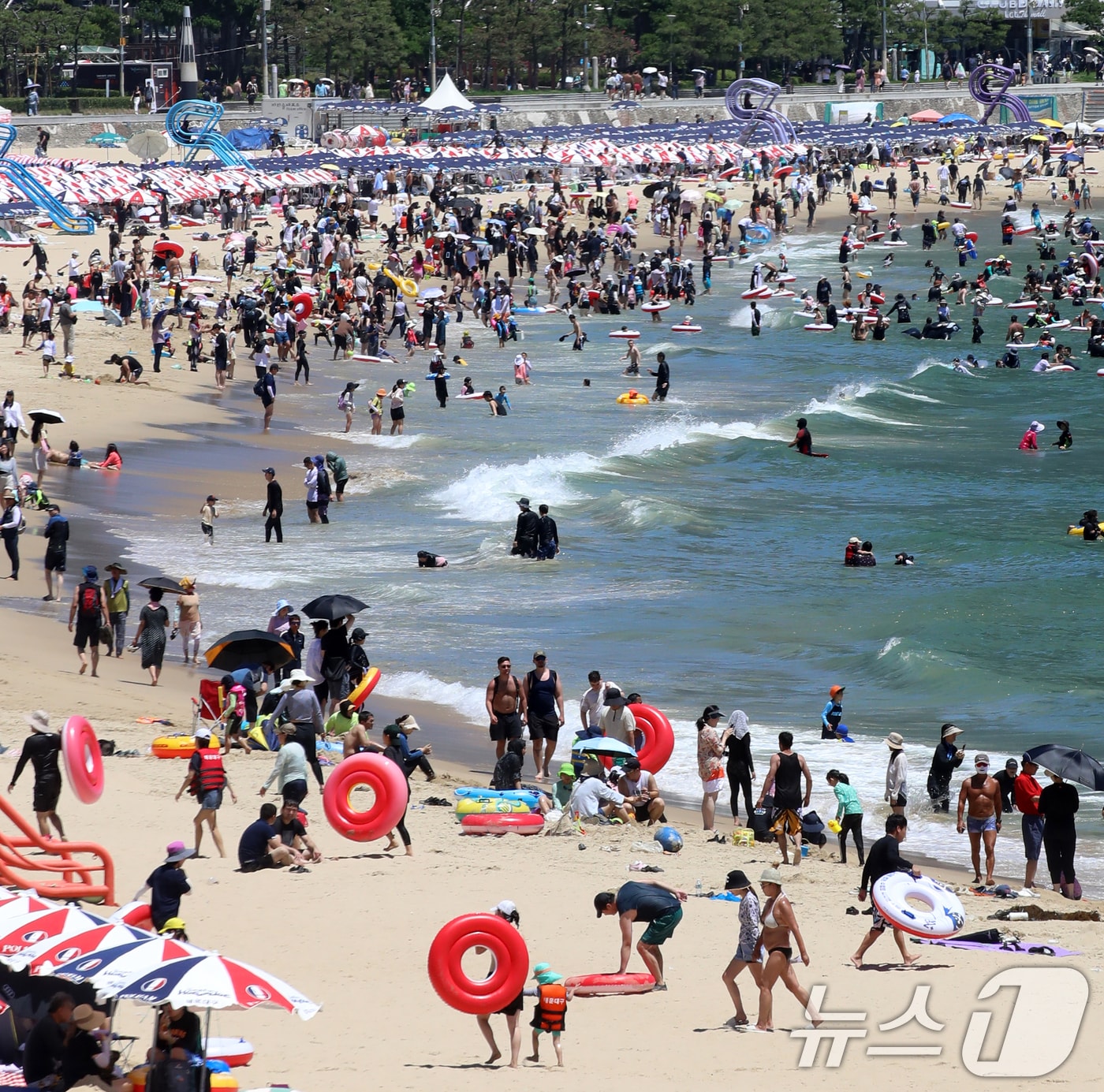 본격적인 여름 휴가철이 시작된 27일 부산 해운대해수욕장을 찾은 피서객들이 물놀이를 즐기며 더위를 식히고 있다. 2025.7.27/뉴스1 ⓒ News1 윤일지 기자