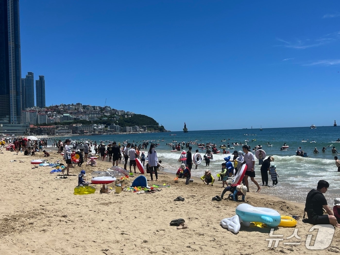 27일 오후 부산 해운대해수욕장을 방문한 피서객들이 해수욕을 즐기고 있다.2025.7.27/뉴스1 ⓒ News1 장광일 기자