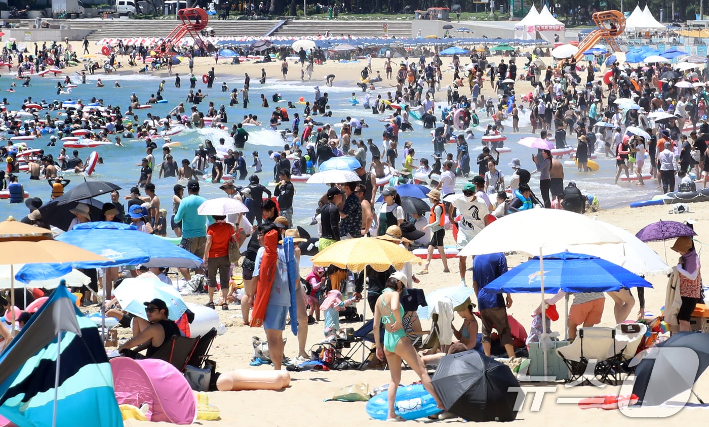 부산 해운대해수욕장을 찾은 피서객. 2025.7.27/뉴스1 ⓒ News1 윤일지 기자