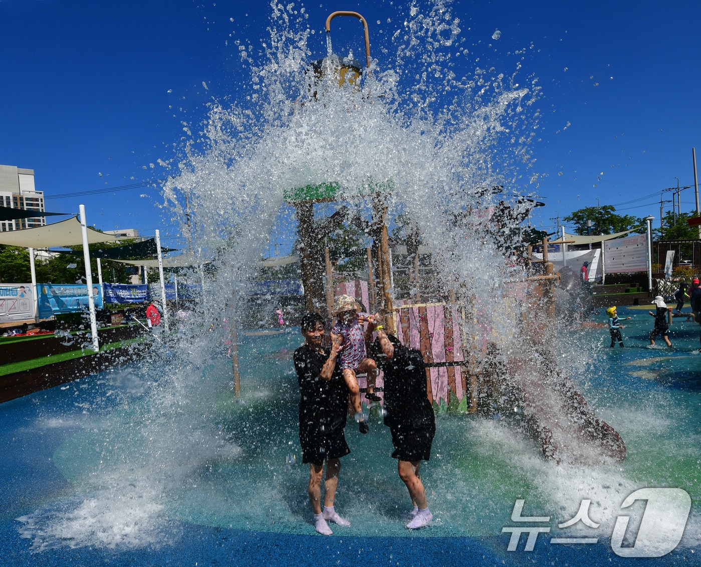 27일 경북 포항시 전역에 폭염특보가 발령된 가운데 북구 침촌근린공원 물놀이장에서 한 가족이 시원한 하루를 보내고 있다. 2025.7.27/뉴스1 ⓒ News1 최창호 기자