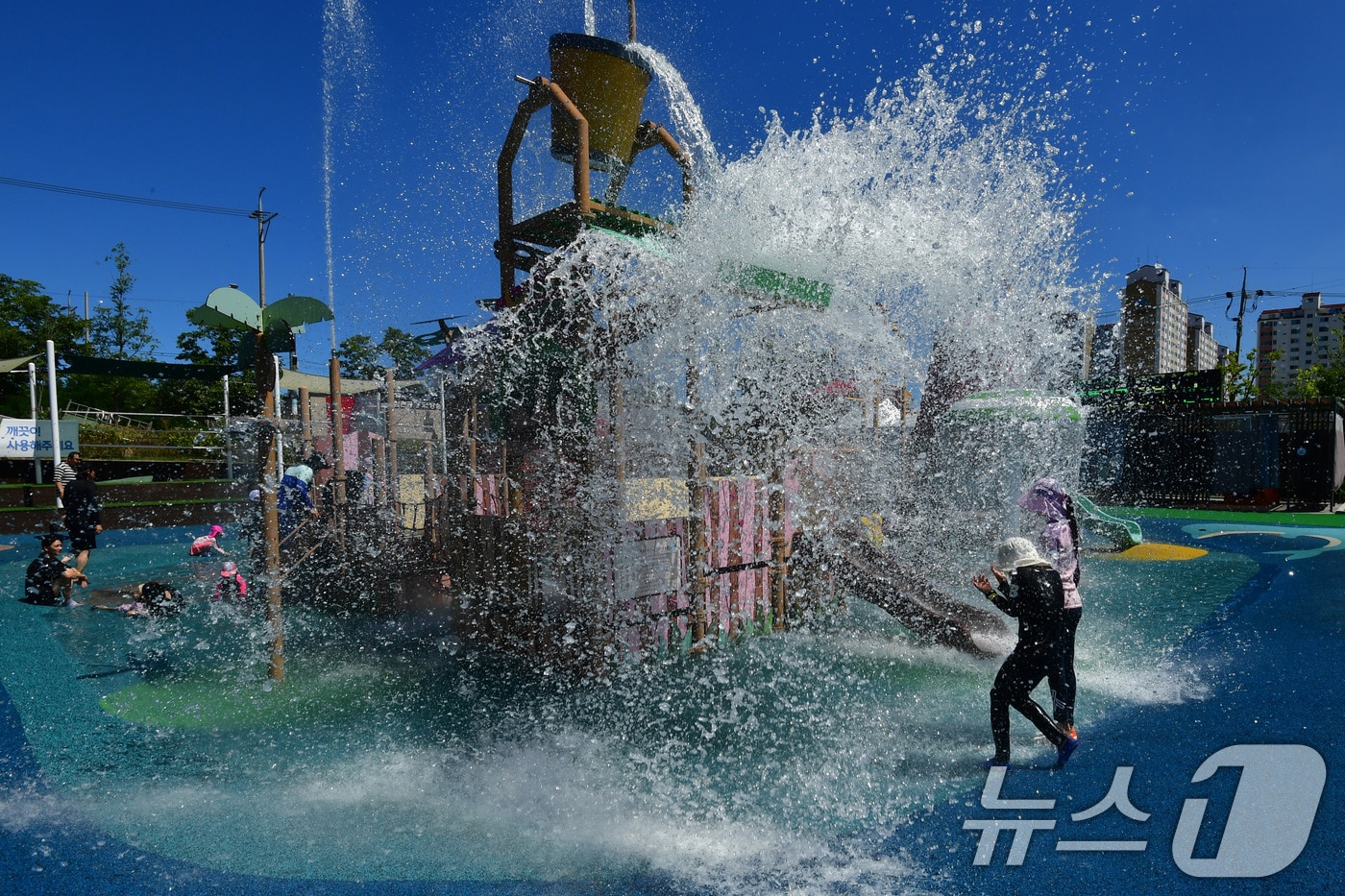 28일 대구와 경북지역은 극한 더위가 지속되겠다. 사진은 지난 27일 포항시 북구 침촌근린공원 물놀이장에서 한 가족이 시원한 하루를 보내고 있는 모습. 2025.7.27/뉴스1 ⓒ News1 최창호 기자