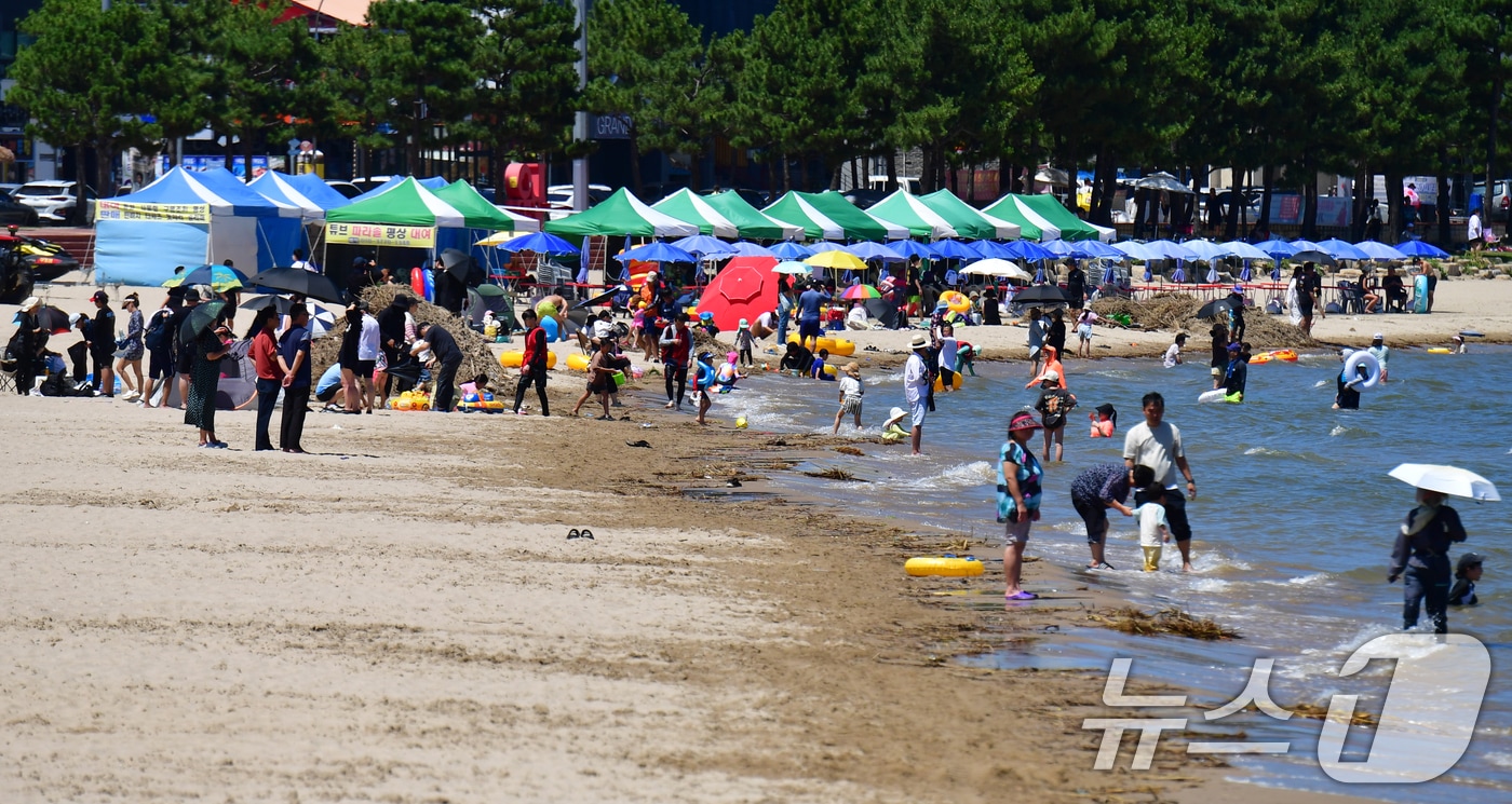 경북 포항 영일대헤수욕장에서 피서객들이 더위를 식히고 있다. 2025.7.27/뉴스1 ⓒ News1 최창호 기자