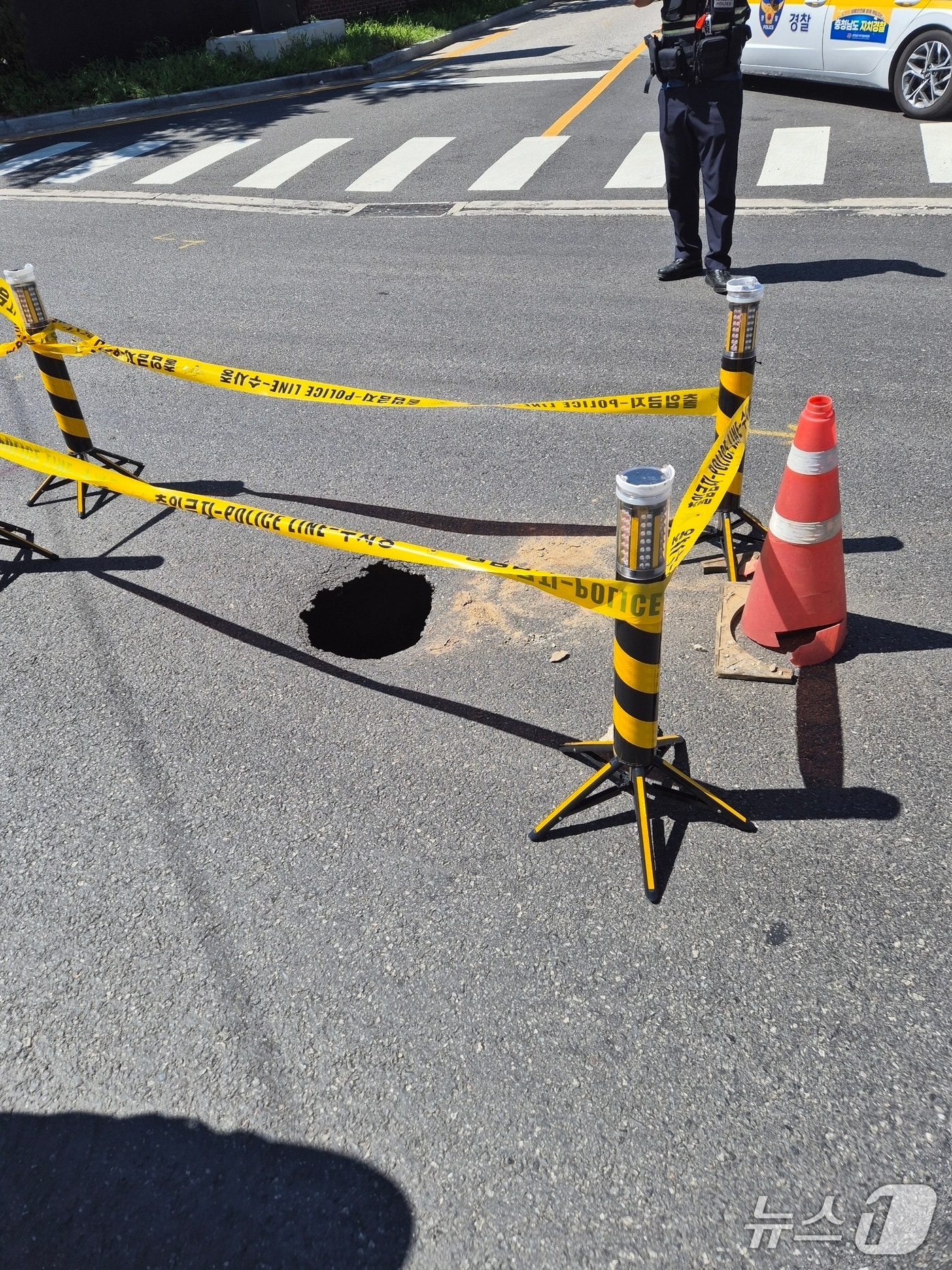 아산 배방읍 공수리 싱크홀 발생 현장 (아산소방서 제공, 재판매 및 DB금지) / 뉴스1