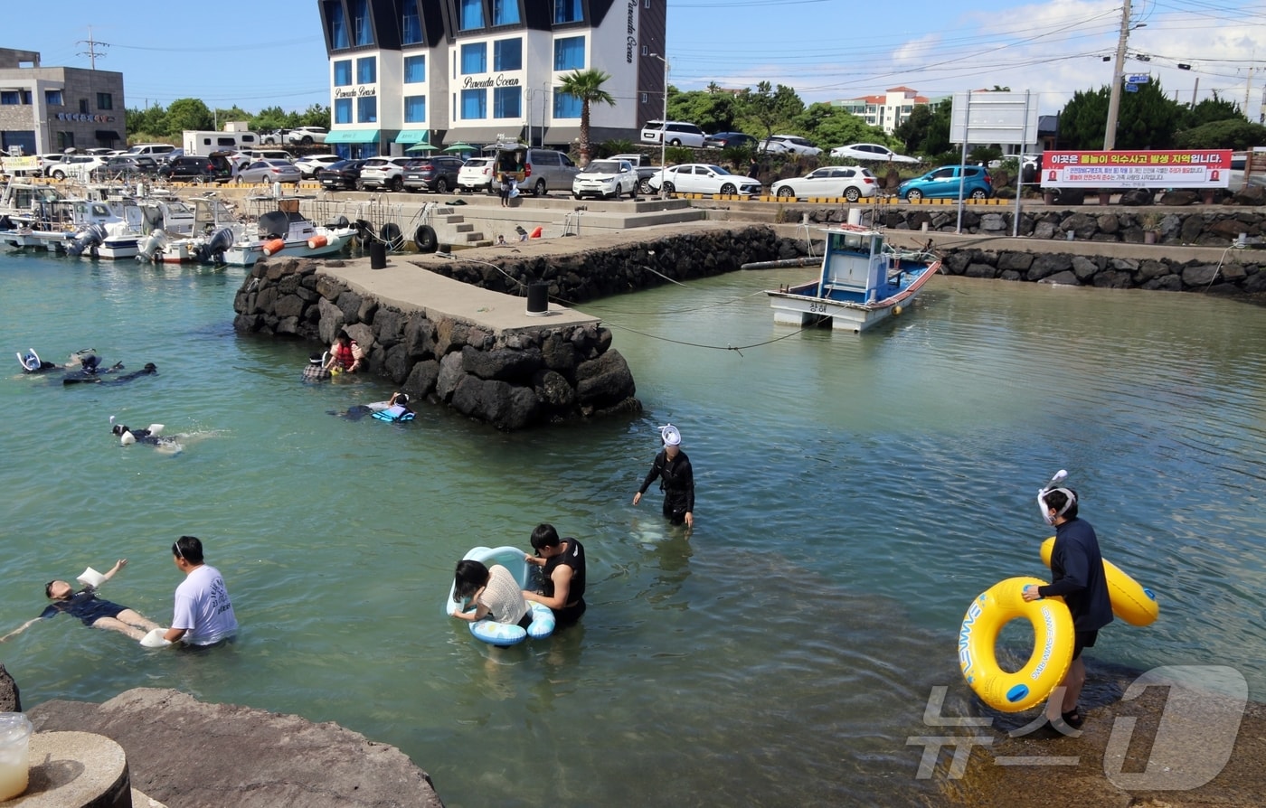 27일 오후 제주시 한림읍 월령포구에서 사람들이 물놀이를 하고 있다.2025.7.27/뉴스1 ⓒ News1 홍수영 기자